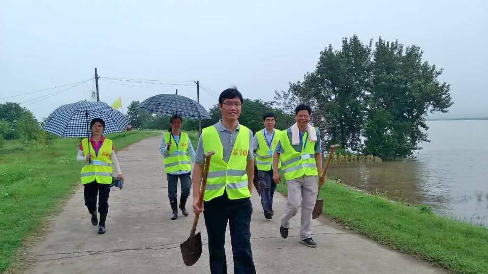 鄂州市发改委主任江国新现场传达市防指紧急通知