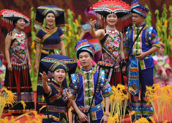 广西各族同胞欢庆三月三