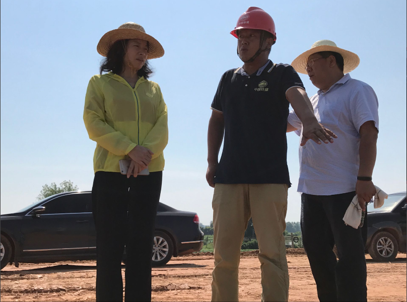 区委书记夏帆冒酷暑慰问一线劳动者_云上鄂州