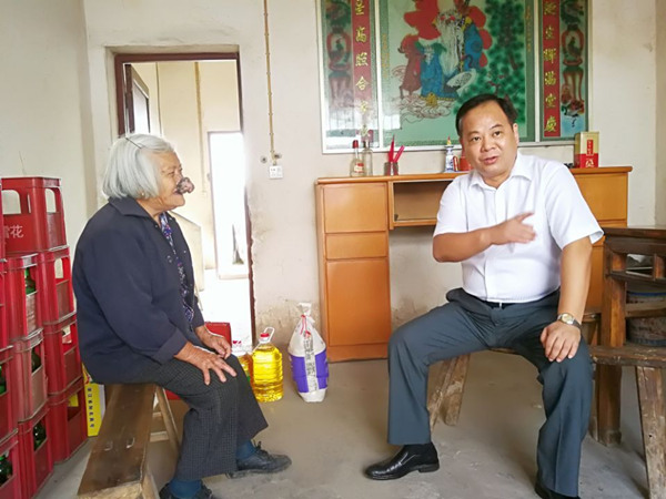 陈东灵书记深入基层调研精准扶贫工作