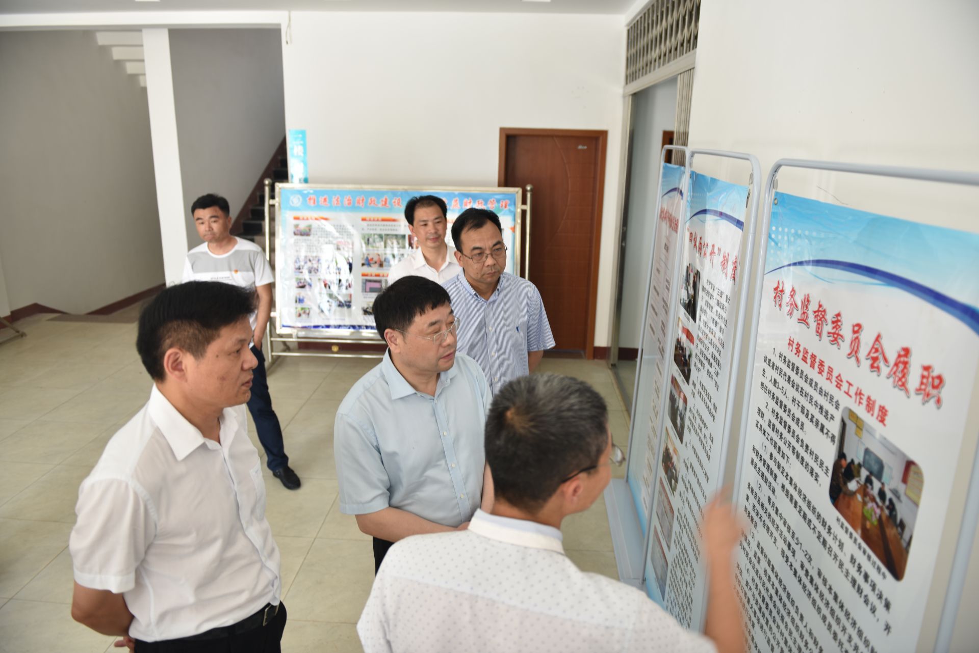 财政部条法司副司长周劲松(右排前二)在市财政局党组书记,局长张波涛