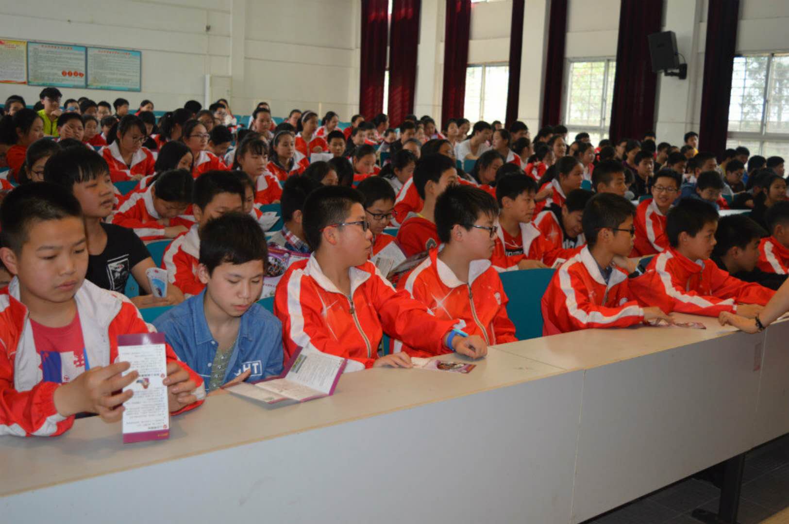 鄂州红十字志愿服务队为石山中学300余名师生开展应急救护知识培训