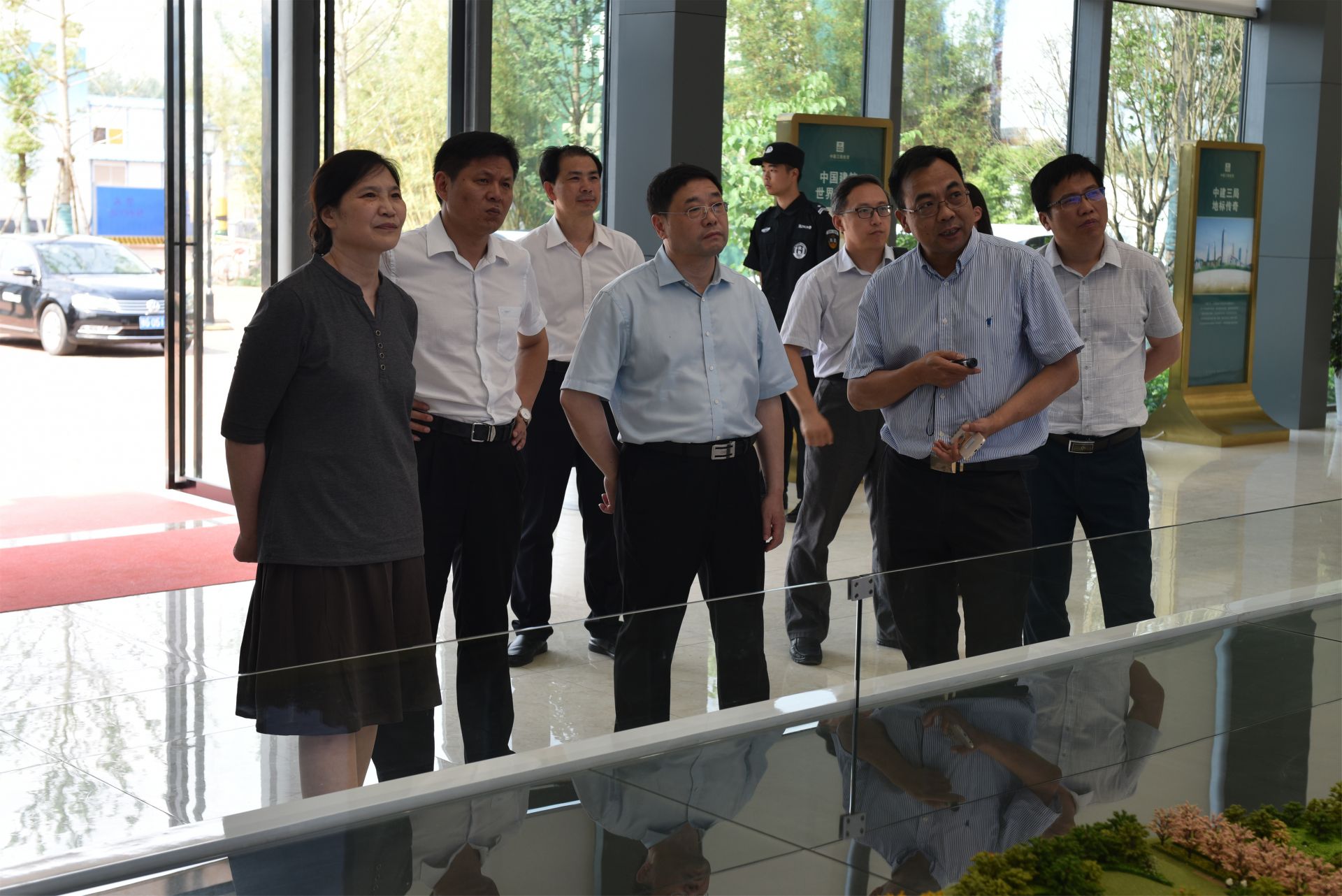 财政部条法司副司长周劲松(前排左三),省财政厅党组成员,总会计师关红