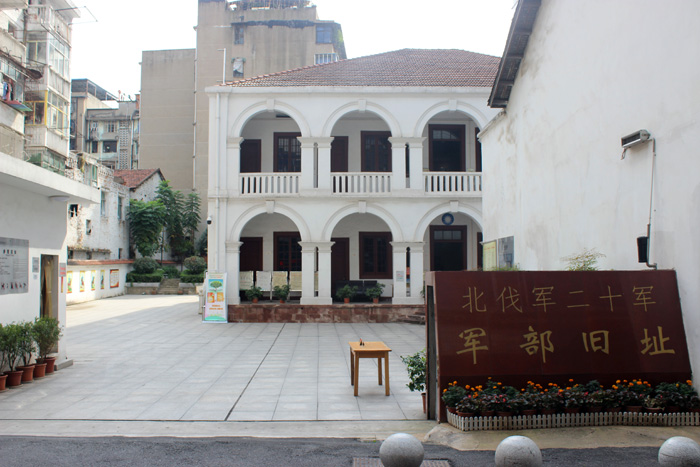 因贺龙率领的第一师,2次赴鄂西作战颇具战绩,特升任独立第十五师师长