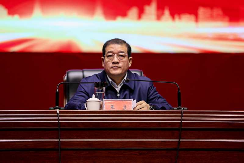 市领导胡运星,严冀钢,古新功,邹霞,何文,胡澜,麻琦出席会议.