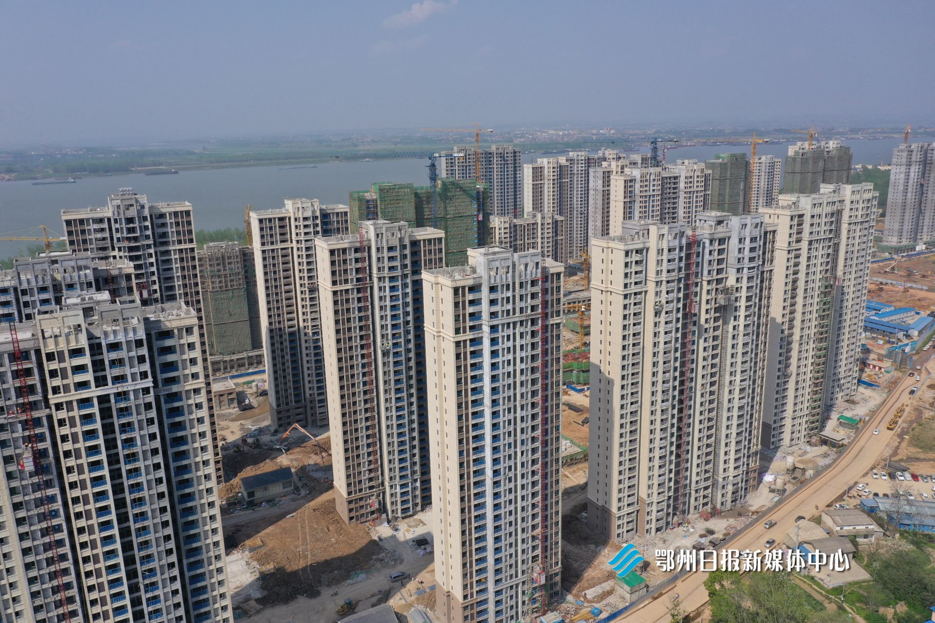 4月8日,在燕矶镇嵩山村附近的航空都市区安置小区建设工地上,挖掘机正