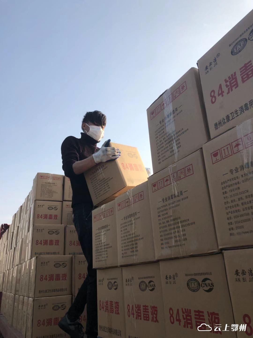 抗疫物资的赤膊搬运工