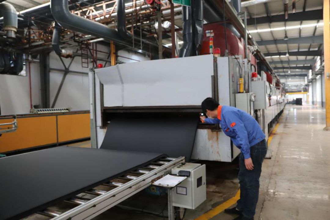 材料全市第一批批准复工复产的企业,排除重重困难,集中工人到工厂复工