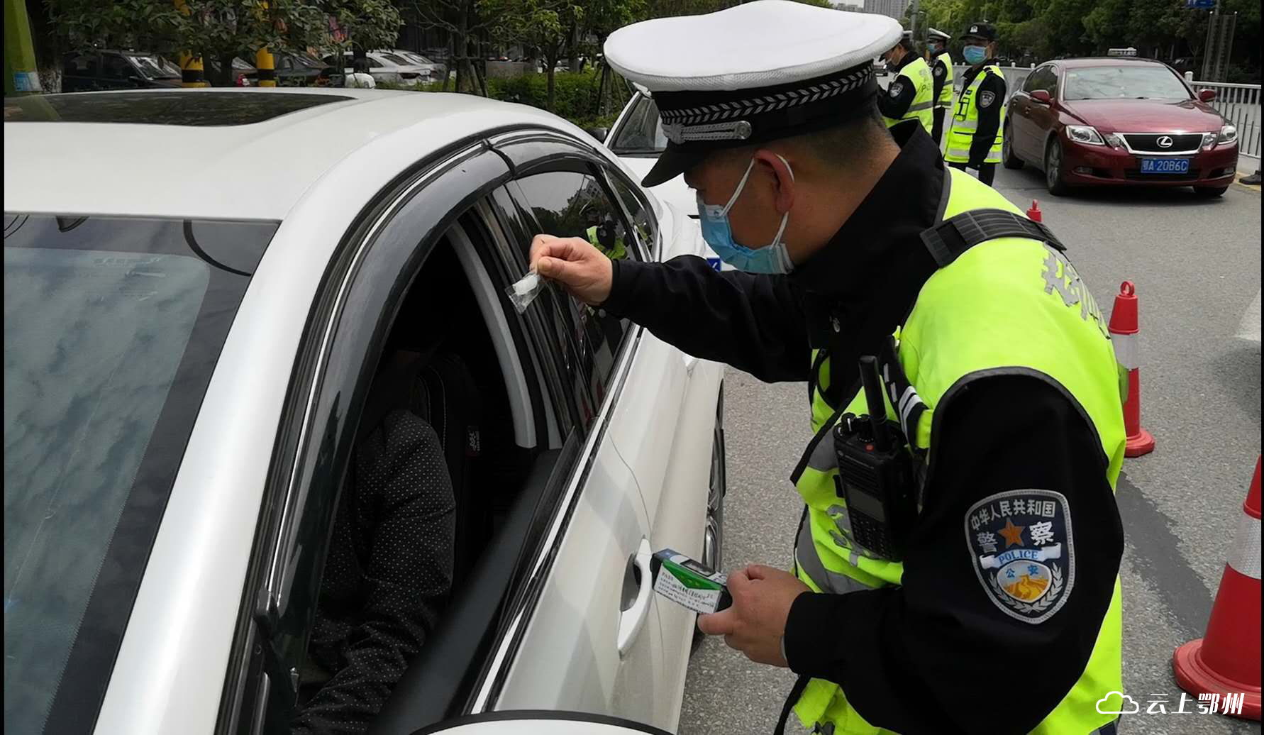 别抱有侥幸心理,白天我们也会查酒驾行动中,执勤民警,辅警统一佩戴好