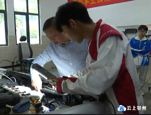 师傅带徒弟鄂州这所学校的老师手把手来教