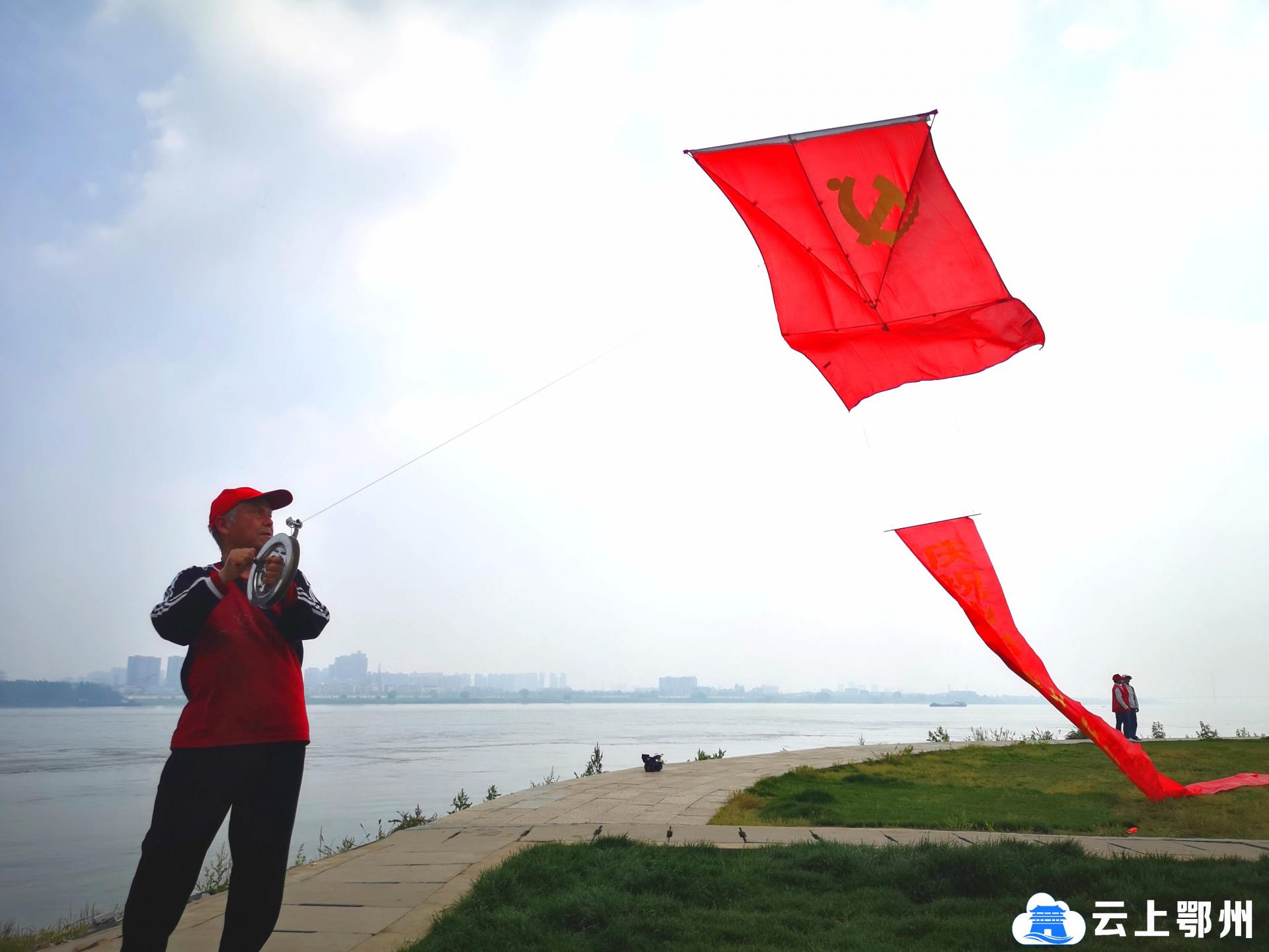 伴随着大家热情的欢呼声,一面火红的"党旗"风筝很快就成功飞上了万里