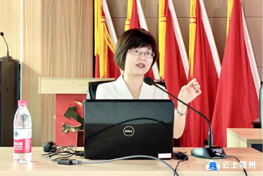 机电工程学院党委书记李芳教授作题为《奇妙的激光》科普知识讲座