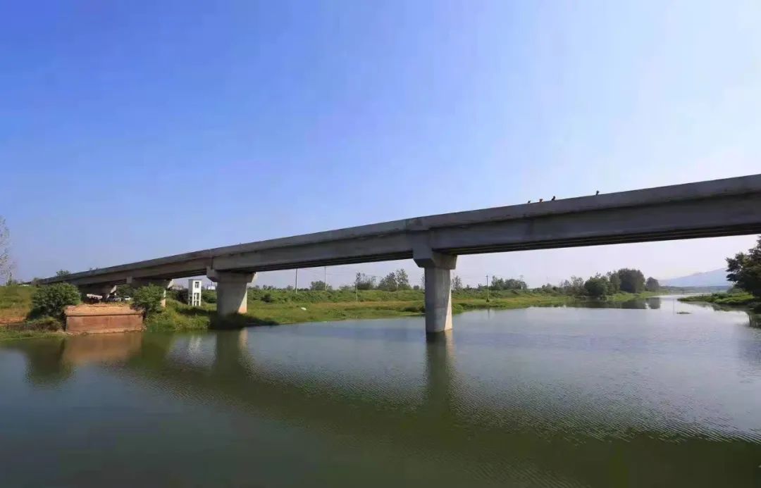 梁子湖区牛石至公友公路港口河大桥于9月16日上午10时竣工通车