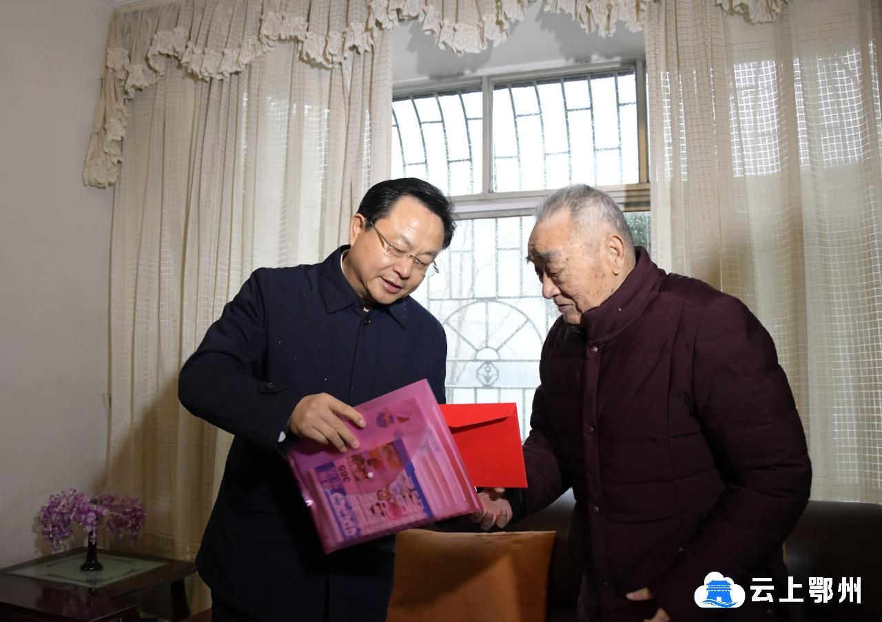 退休干部钟毓安慰问正厅级离退休干部熊同发孙兵先后看望慰问了熊同发