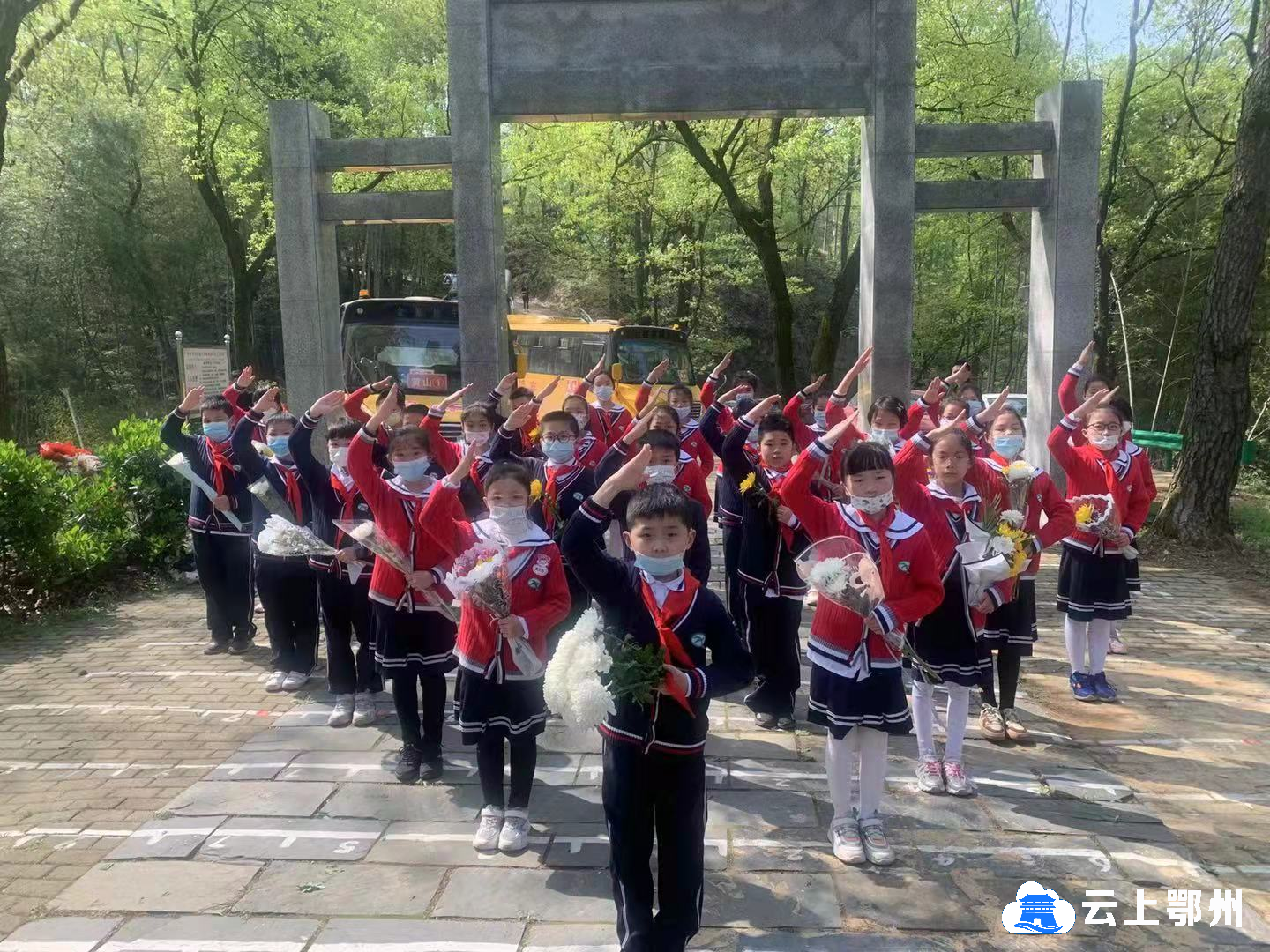 缅怀革命先烈传承革命精神鄂州市新民街小学开展清明节祭扫活动
