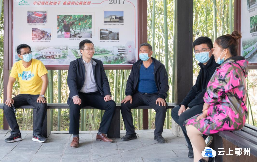 二队小队长陈胜勇和5位热心村民提出建议,长港镇镇长刘骉当即拍板支持