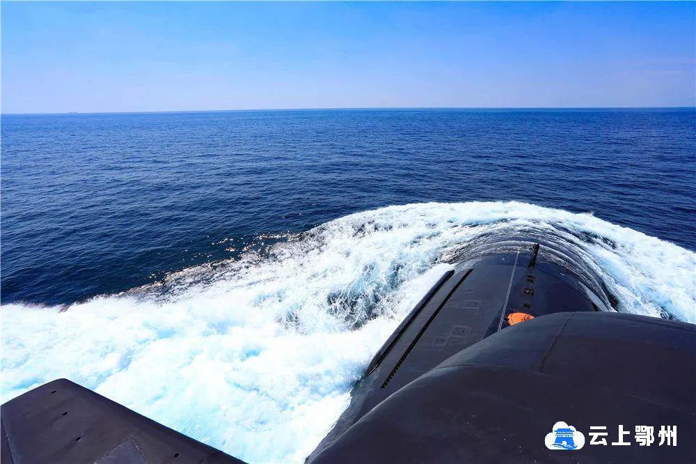 今天人民海军成立73周年鄂州舰生日快乐