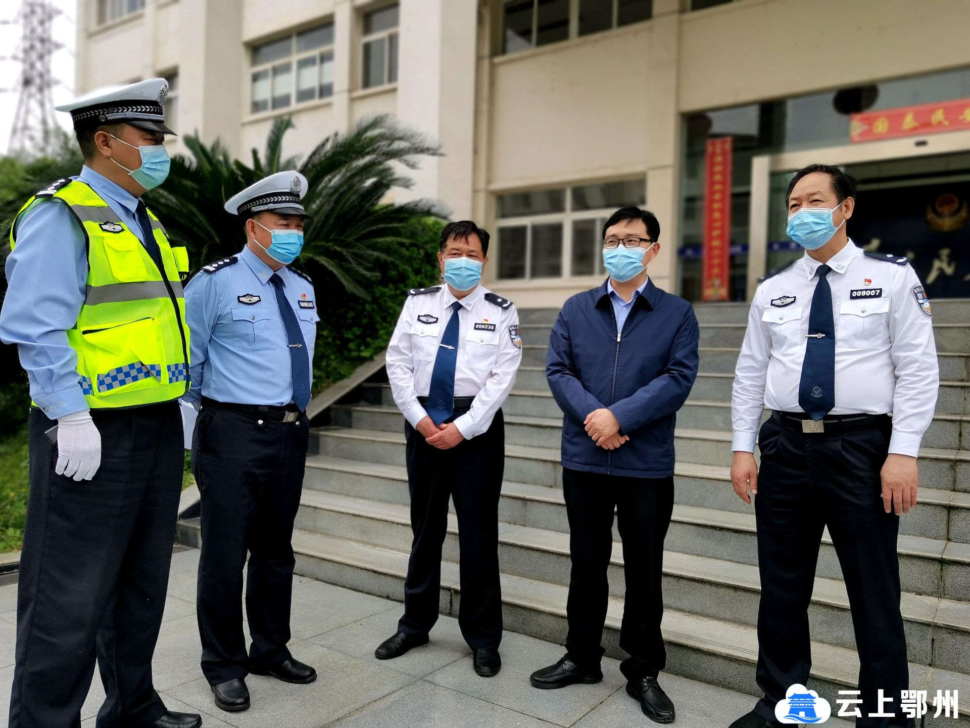 鄂州公安梁子湖交警铁骑队举行授旗仪式