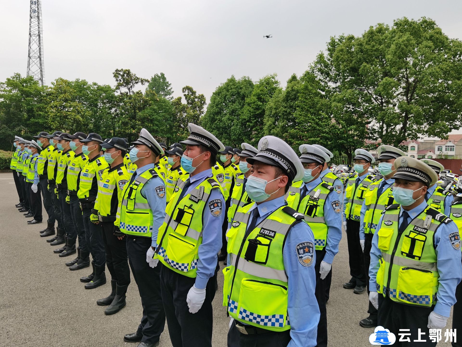 鄂州公安梁子湖交警铁骑队举行授旗仪式