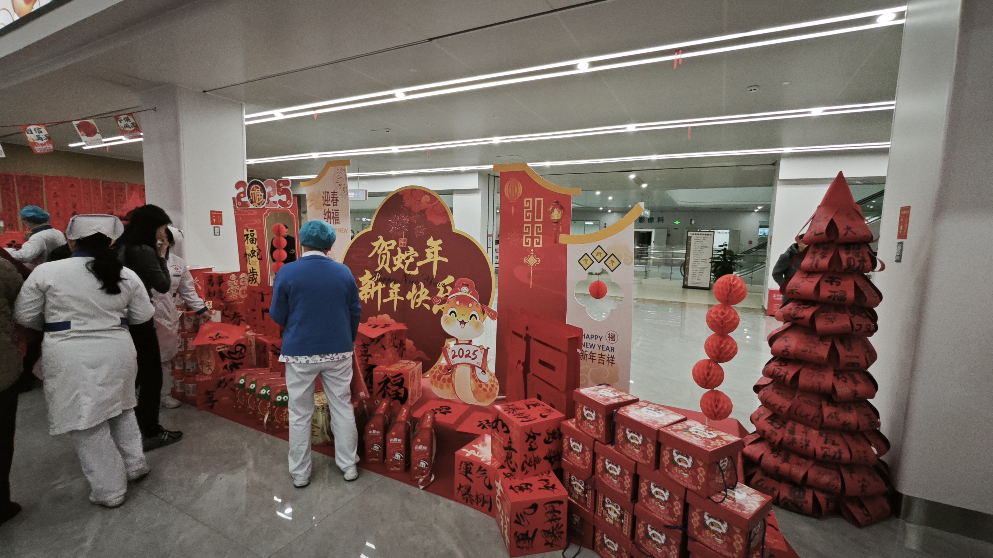 鄂州市中心医院举行迎春送福春节主题活动