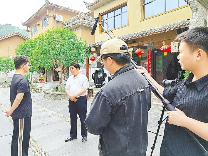闵洪艳（中）在微短剧中本色出演。（湖北日报通讯员 冯丹丹 摄）