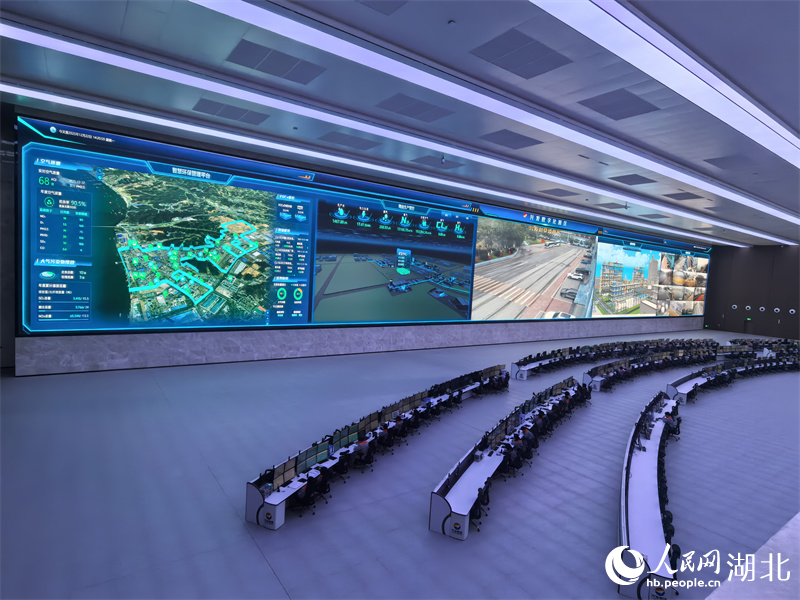 兴发集团新材料产业园智慧管理中心，大屏上各类数据实时跳动。人民网记者 周雯摄