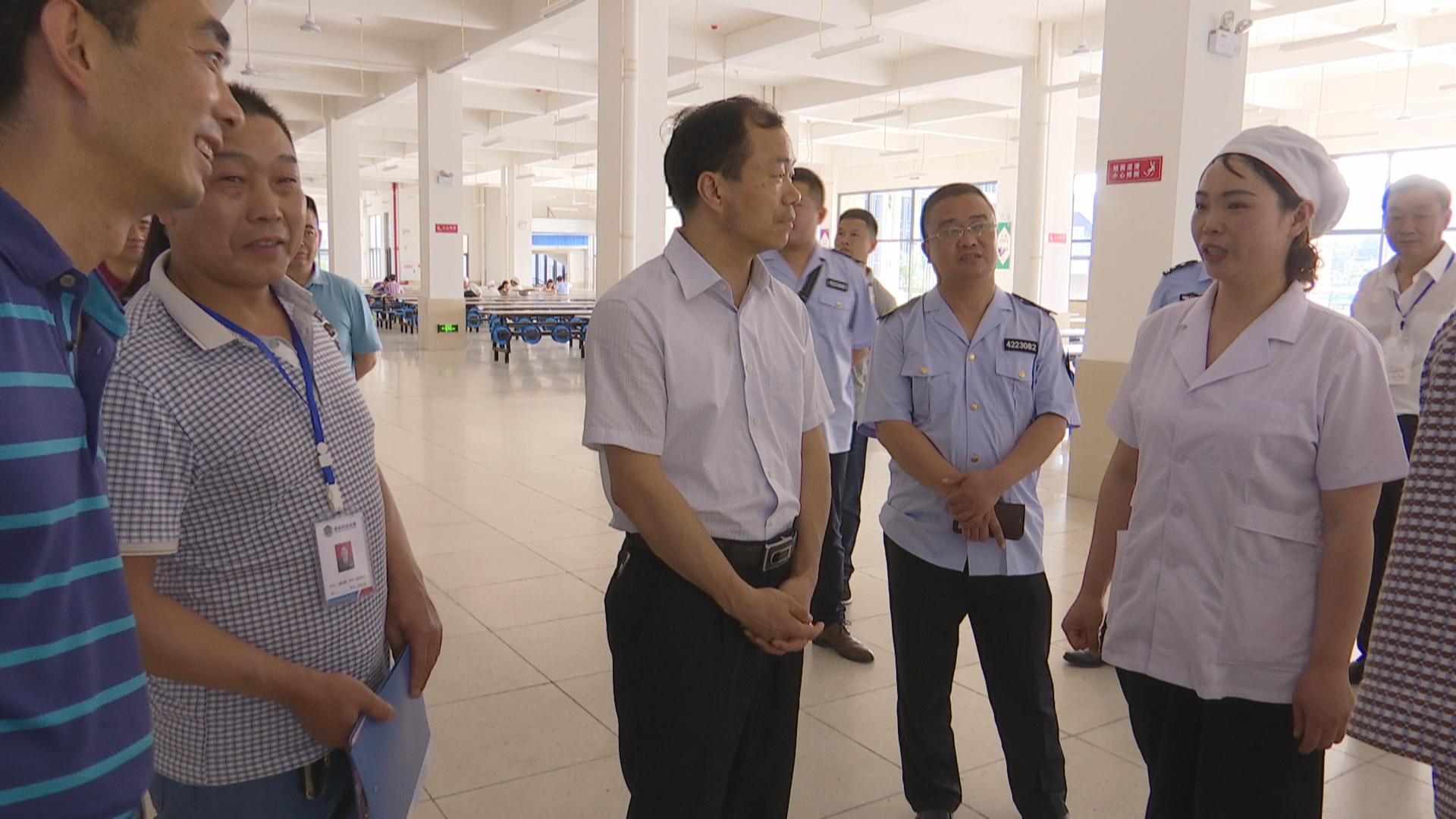 县委副书记,县长杨局成要求为广大考生提供优质安全服务