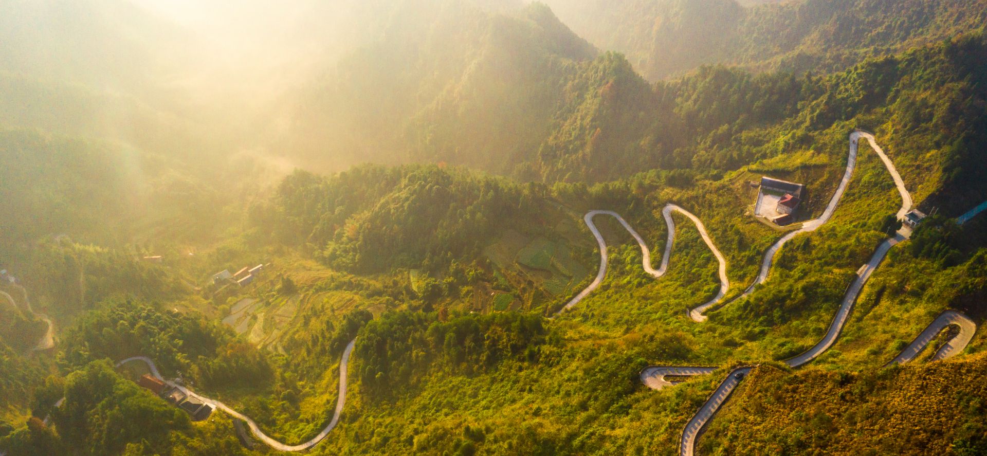 来凤云海下的小山村