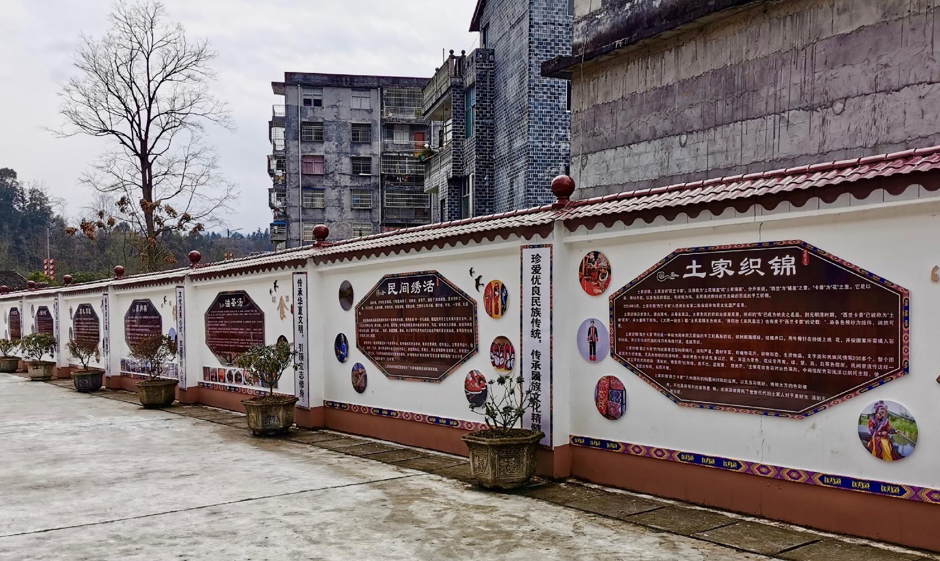 来凤县百福司民族小学还动员全校师生参与"土家族语言教学研究",并将
