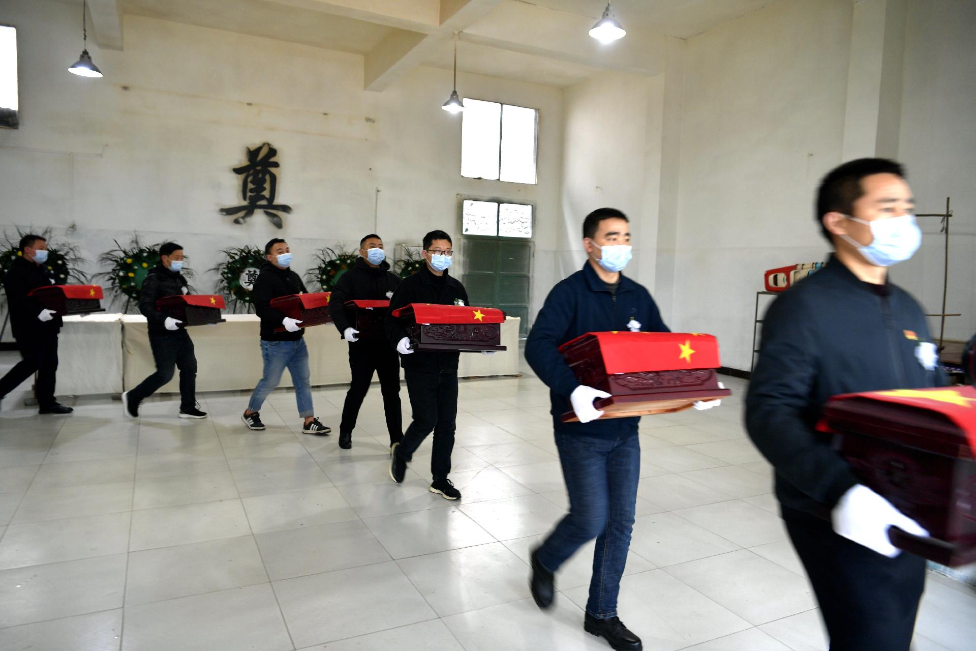 当天早上,在来凤县殡仪馆大厅内,退役军人事务局的工作人员列着整齐的