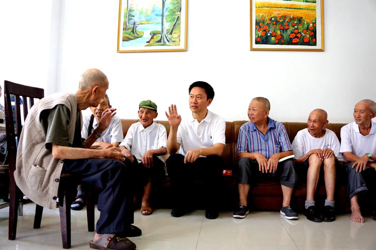 县委书记王小平带领县"四大家"领导,来到县人武部,县武警中队,县消防