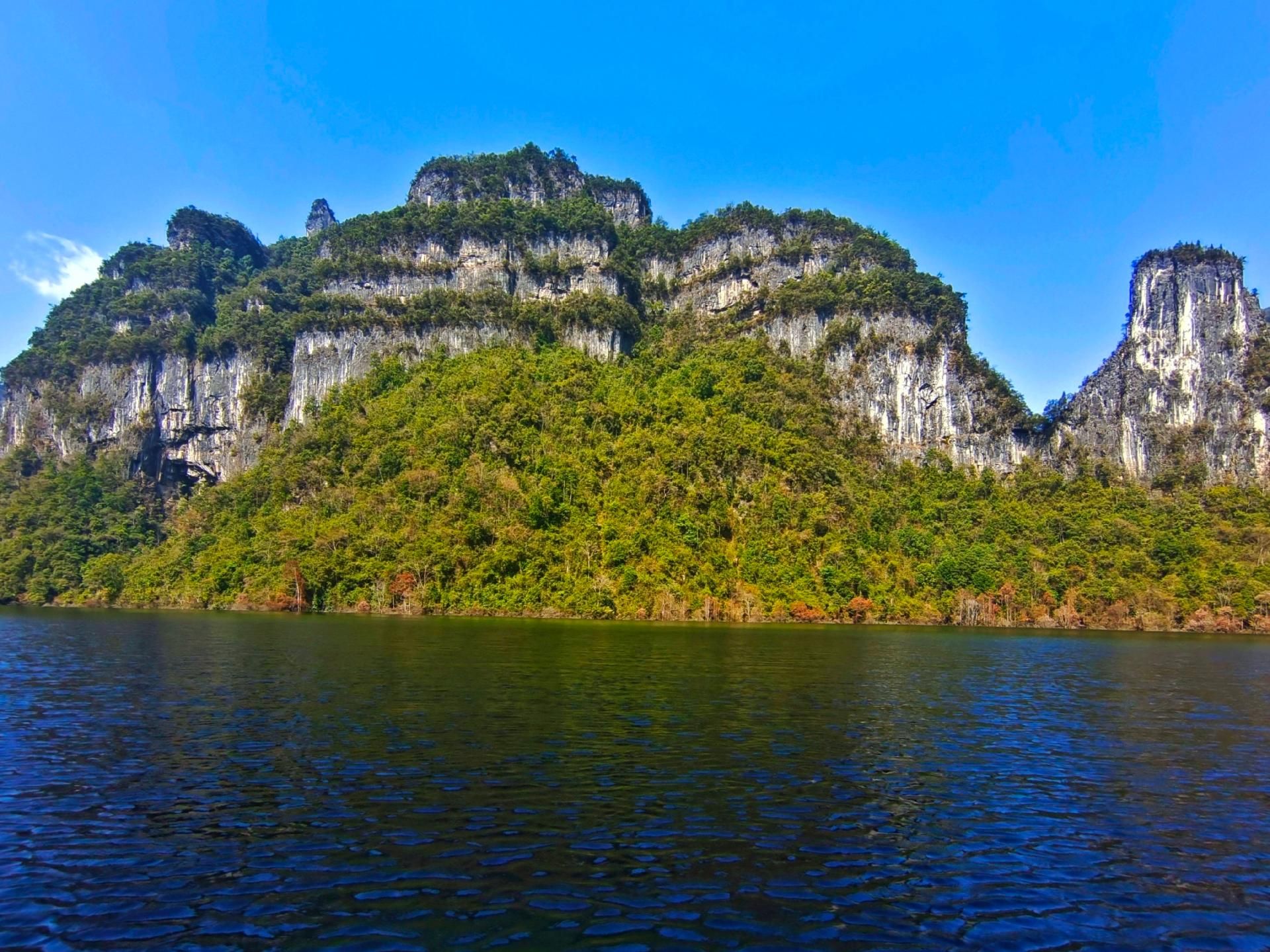 组图鹤峰天水一色霞光倒影勾画美丽春景