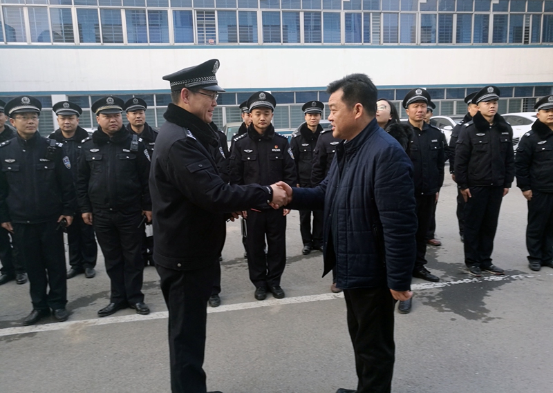 伍应彪节前检查安全生产并慰问一线干部职工