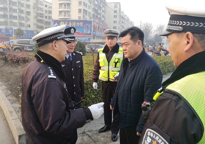 伍应彪节前检查安全生产并慰问一线干部职工