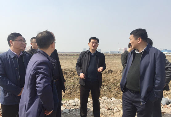 伍应彪周俊杰现场督办县域经济现场会观摩点筹备工作