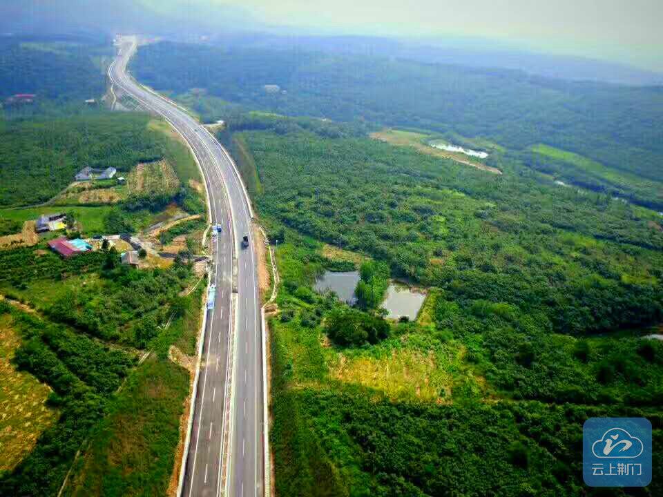 记者采访中途"撂挑子" 只因荆门绕城公路太美!