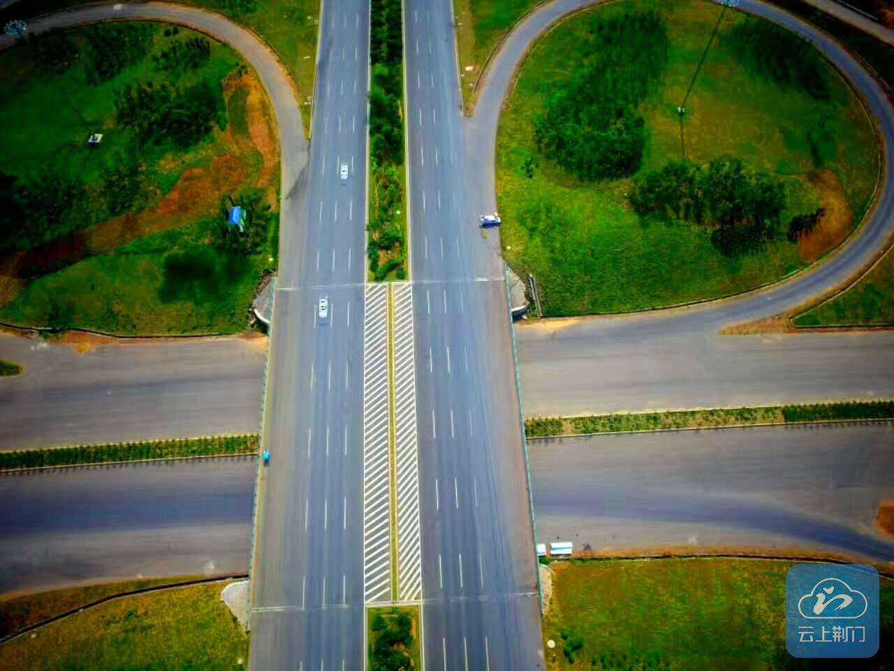 记者采访中途"撂挑子" 只因荆门绕城公路太美!