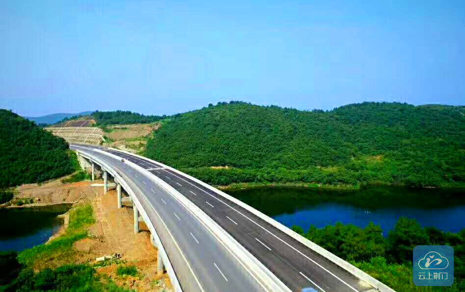 记者采访中途"撂挑子" 只因荆门绕城公路太美!