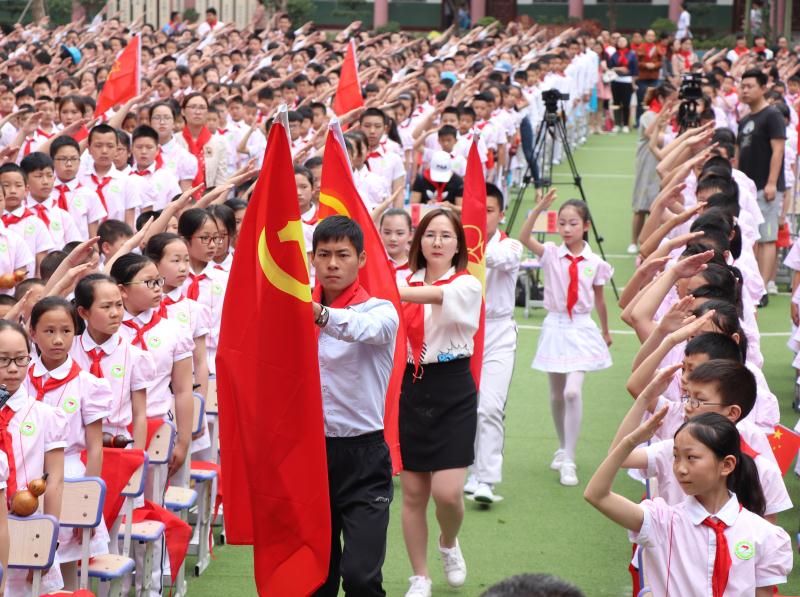 争做新时代好队员——荆门市竹园小学开展"你好,新时代"主题队日活动