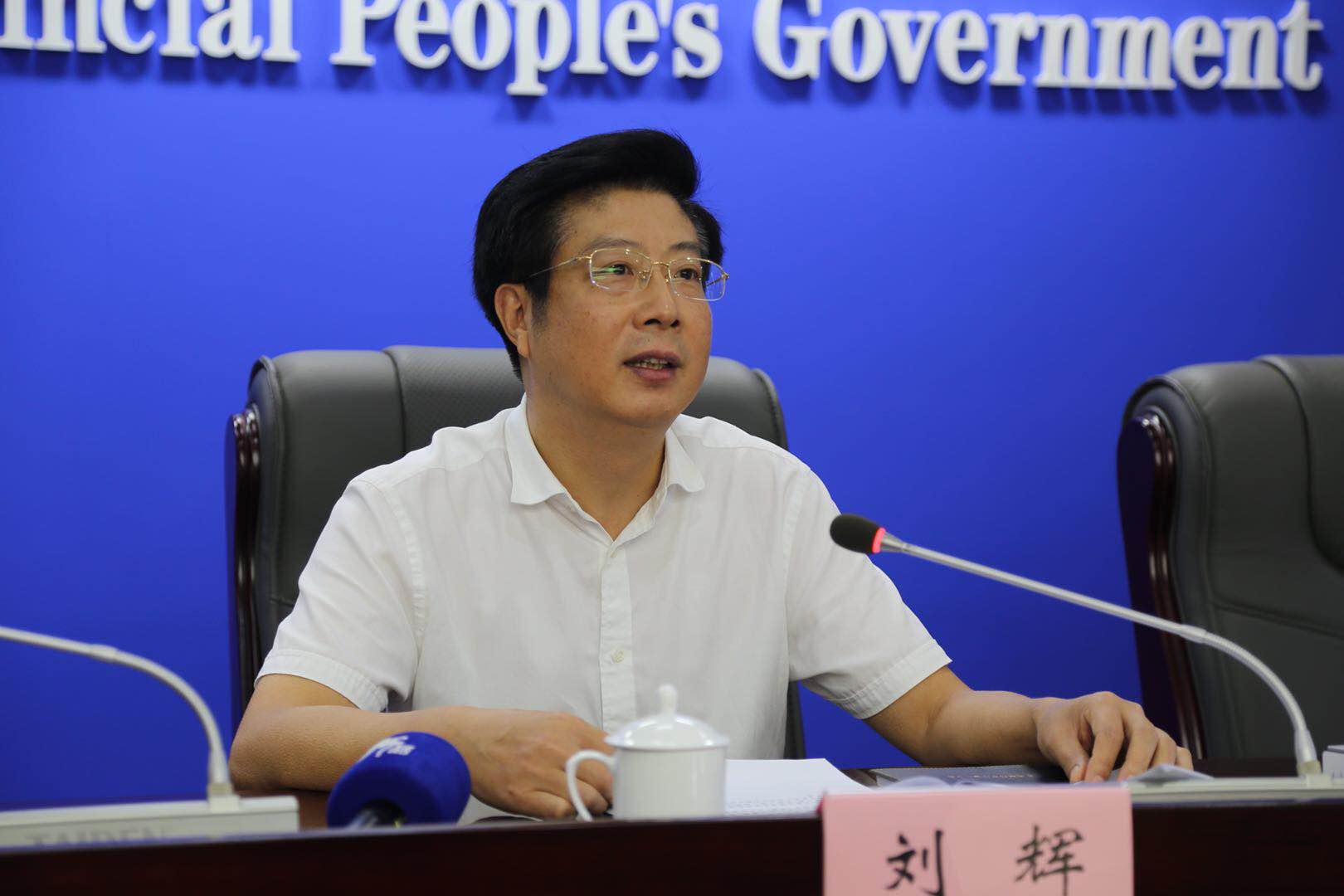 发布会上,市委常委,市纪委书记,市监委主任刘辉介绍了荆门市开展"两整