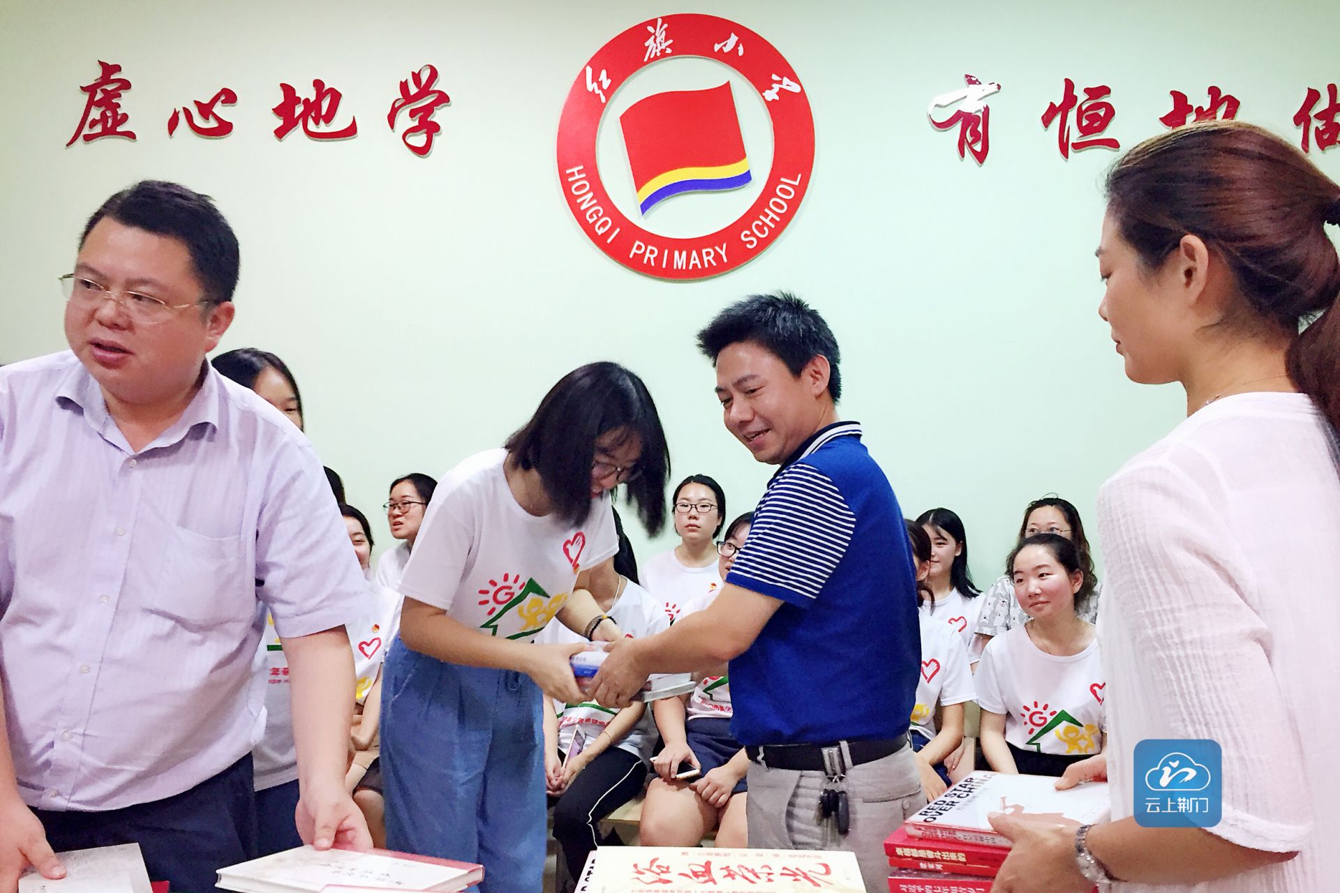 荆门丨团市委书记张龙看望慰问希望家园志愿者