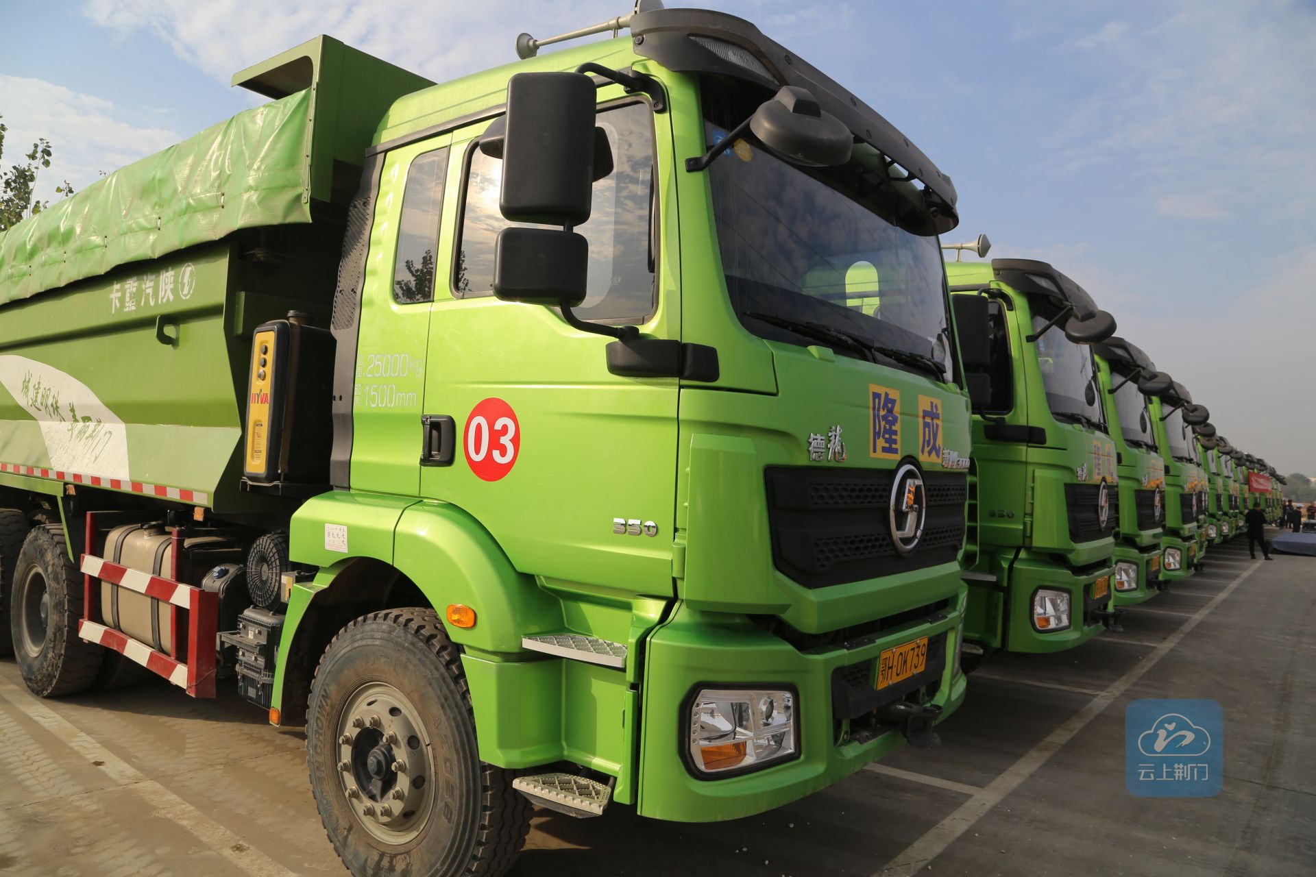 荆门一批新型建筑垃圾运输车亮相荆门城区