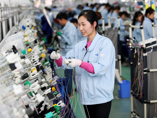 2月13日, 钟祥武住电装有限公司生产车间,员工穿梭忙碌,熟练地缠绕