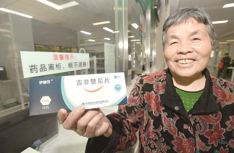 图为:患者买到降价后的癌症靶向药在国产版靶向药伊瑞可的"鲶鱼效应"