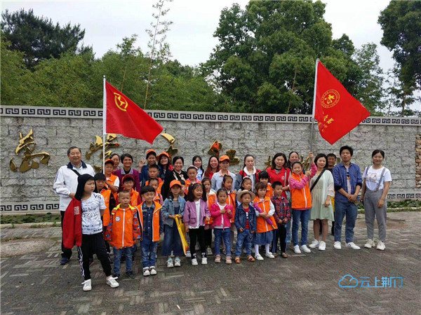 5月19日大柴湖志愿者分会和柴湖二中团支部亲力合作,带领大柴湖公益小
