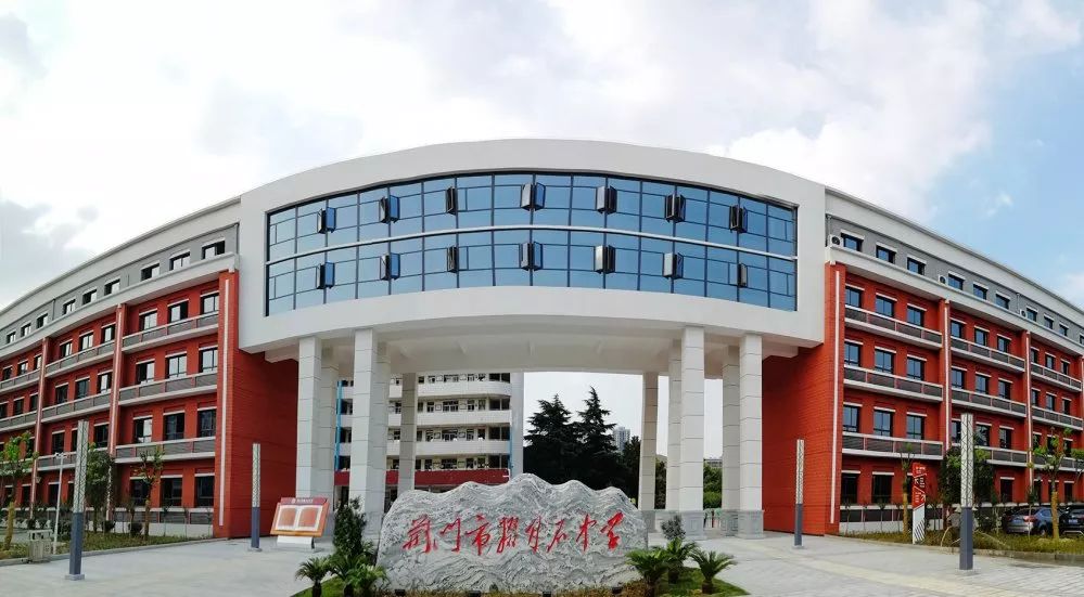 新改扩建的荆门市掇刀石中学教学楼市龙泉中学南校于2017年11月建成