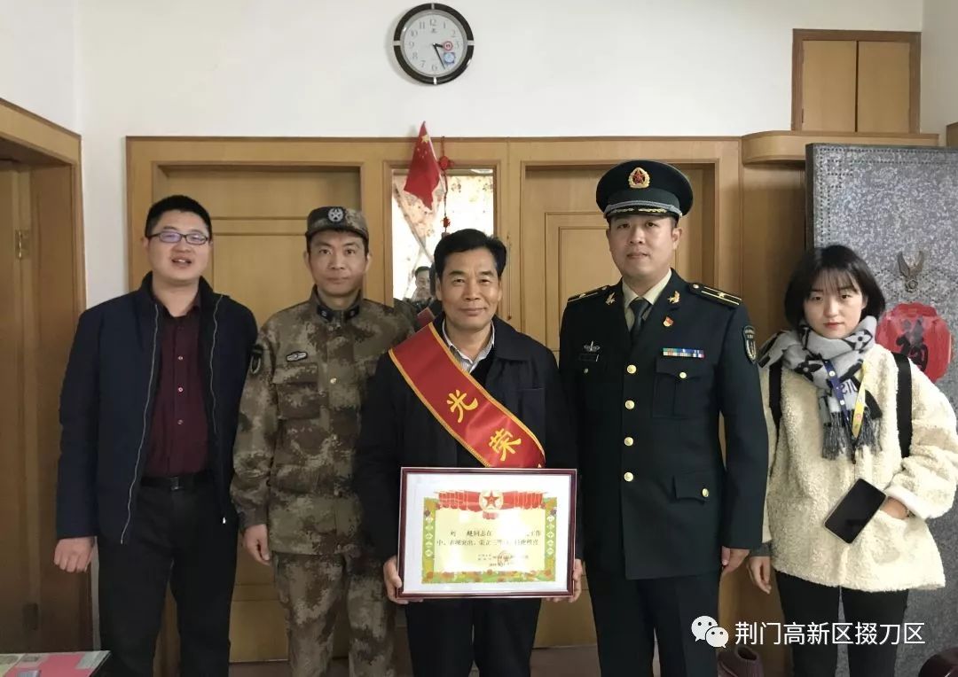 火箭軍某部隊來荊門為立功現役軍人送喜報