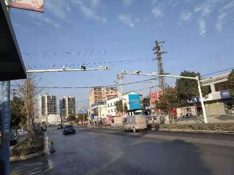 子陵铺集镇建泉路口的双向电子监控设备特此公告荆门市公安局交通警察