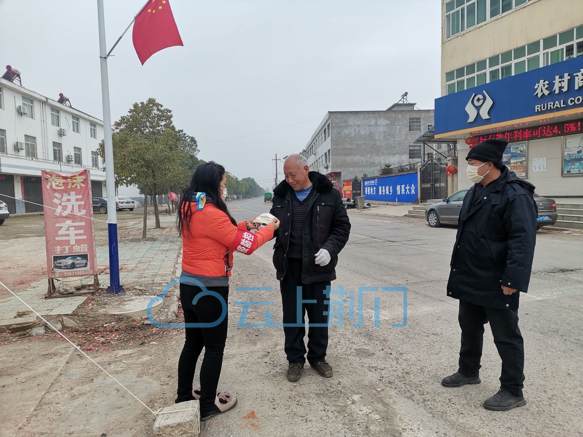 防疫一线移民女党员黄静巾帼不让须眉在何集办事处通往京山市永隆镇