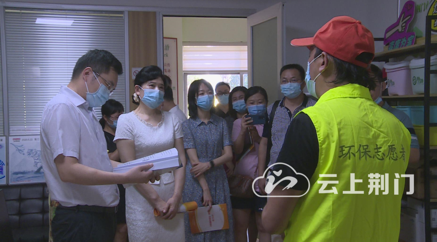 陈芝凤说,我市在组织青年参与社会治理中,注重强化政治引领之首,夯实